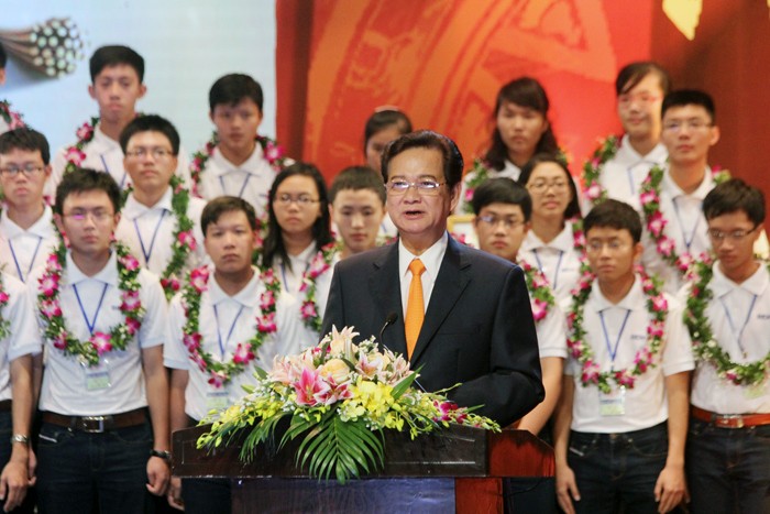 Thủ tướng Nguyễn Tấn Dũng bày tỏ sự hài lòng đối với các em học sinh đã mang vinh quang về cho tổ quốc. Ảnh Xuân Trung